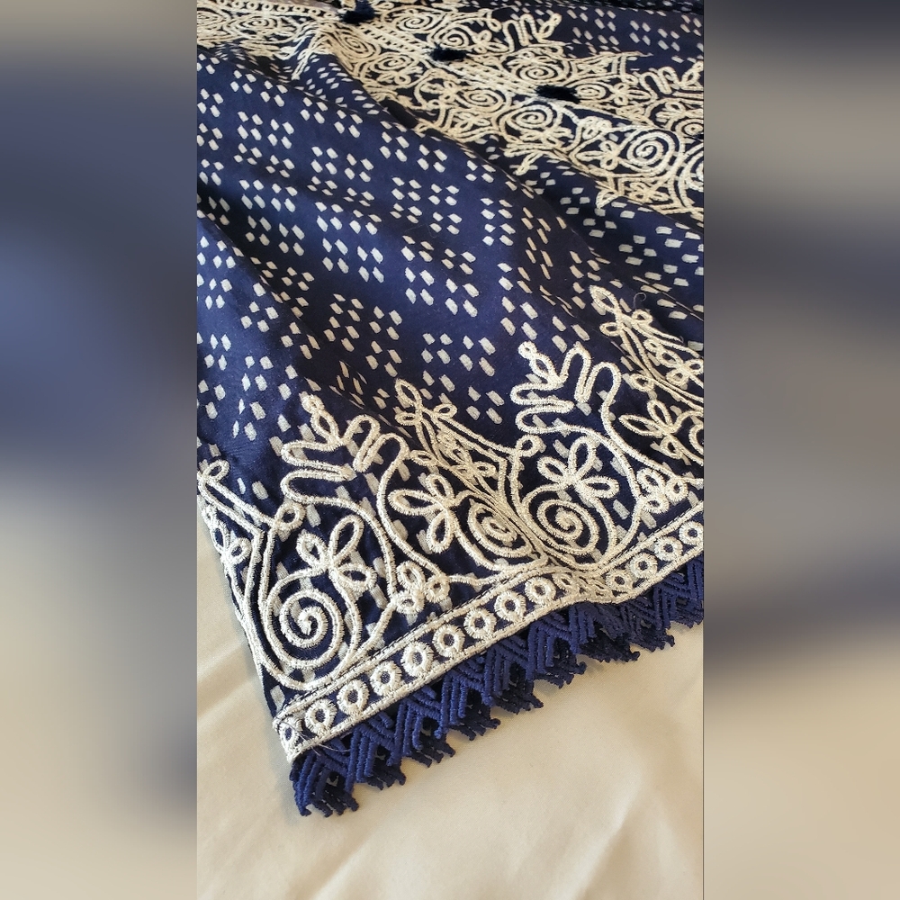 Elegant Blue and White Long Embroidered Kurta Size: S - Picture 7 of 9